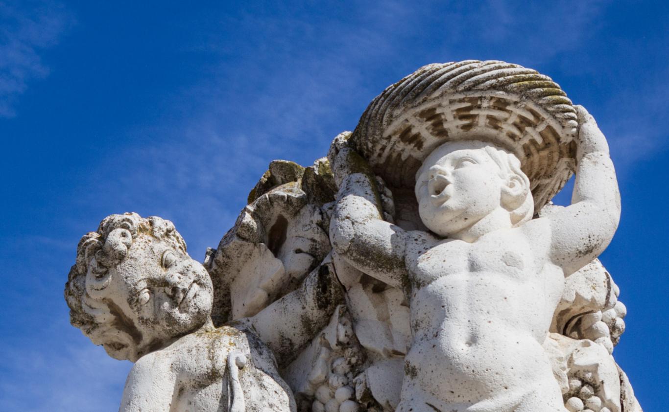 Estatua de un angel con el cielo de fondo