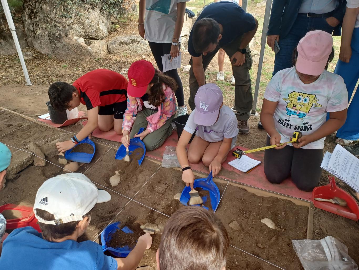 grupo de niños excava en la tierra