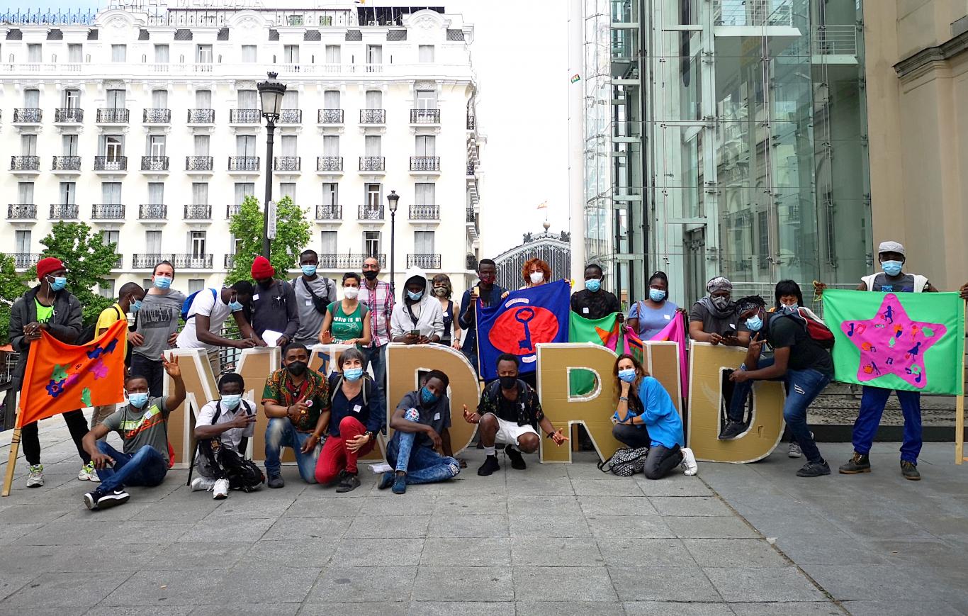 Grupo de gente en la calle