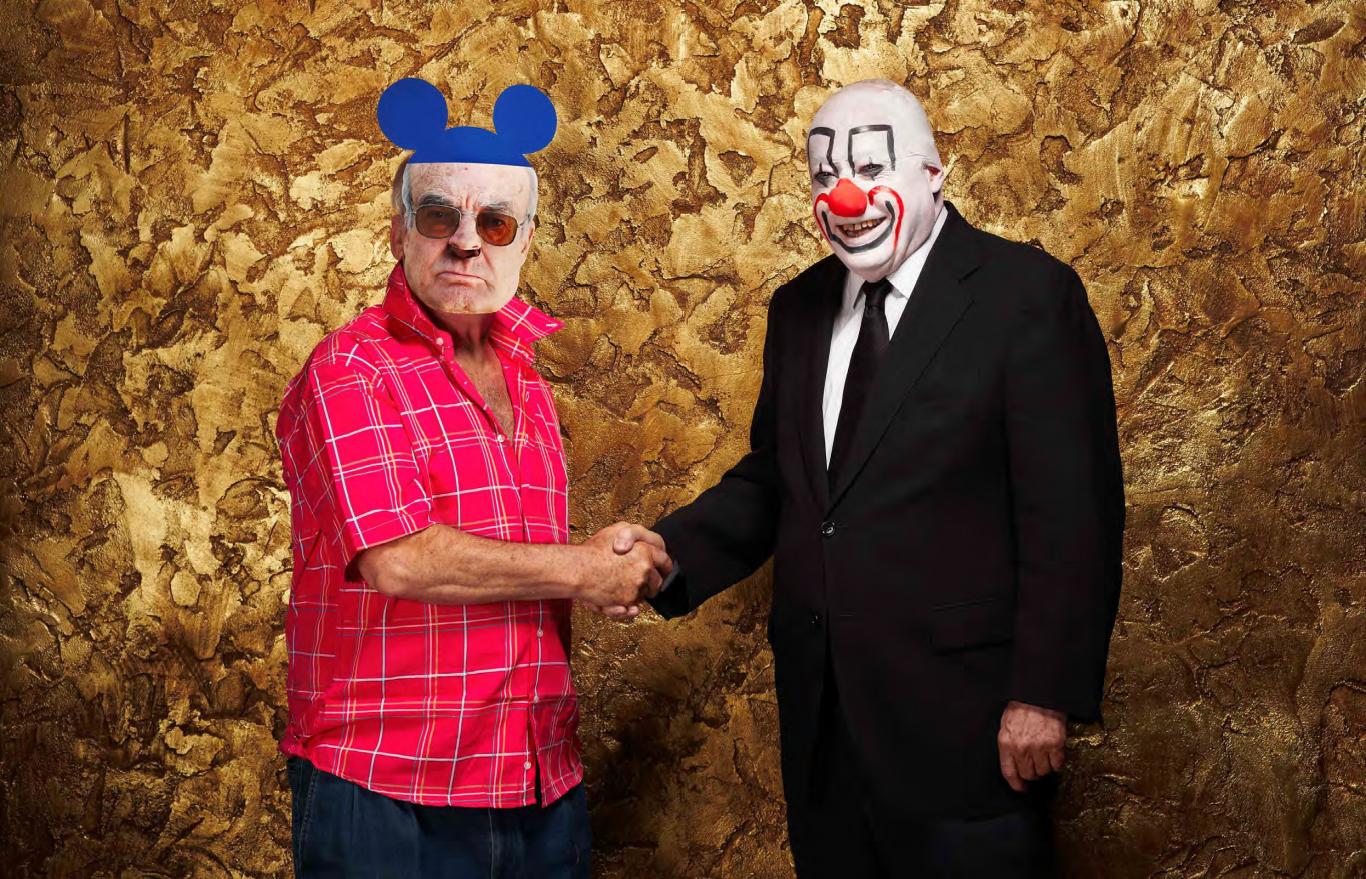 Retrato de dos artistas conocidos, Uno con careta de su propia cara y orejas del ratón mickey y el otro con el rostro de un payaso