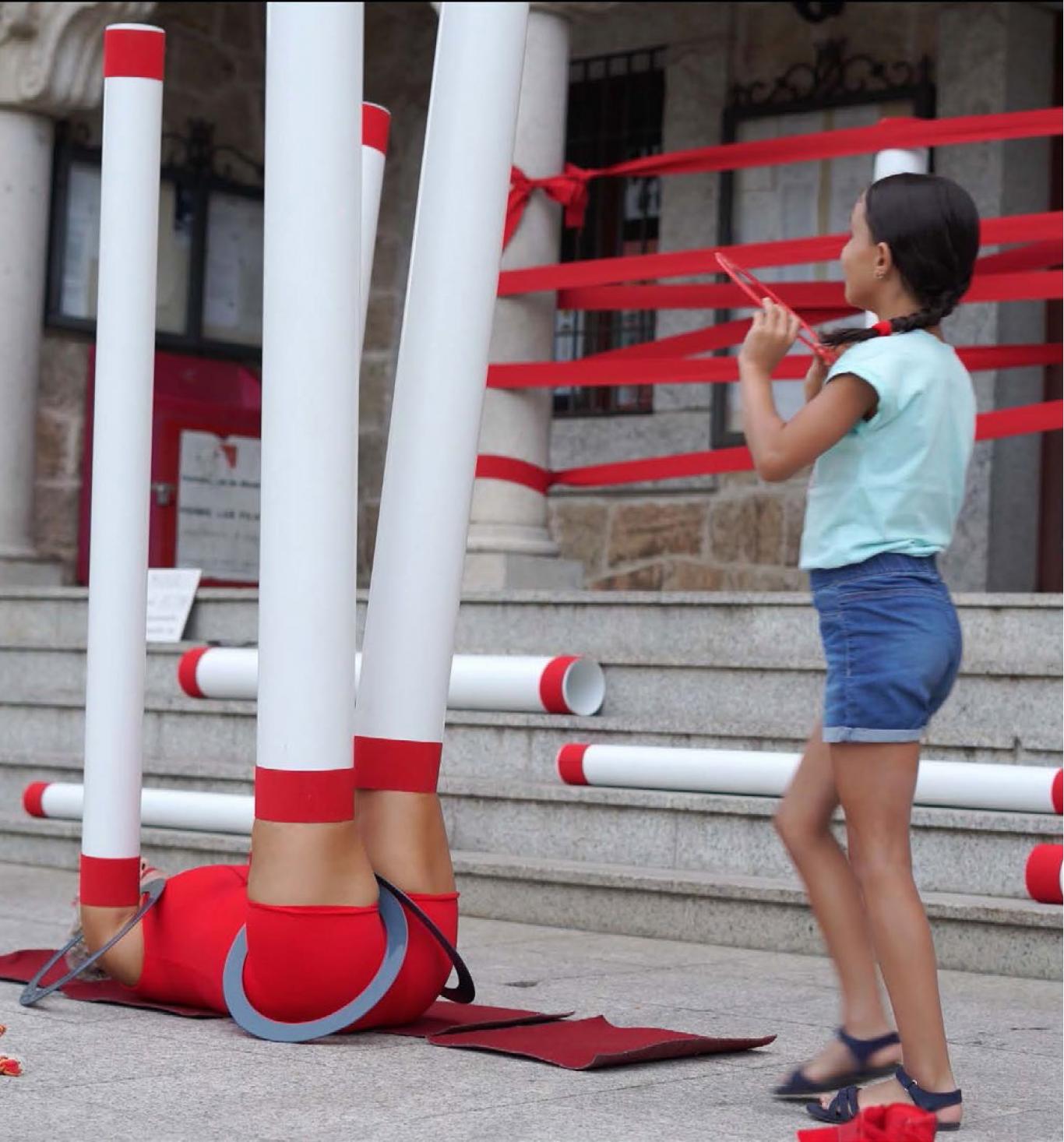 Mujer y niña jugando con unos tubos largos de color blanco