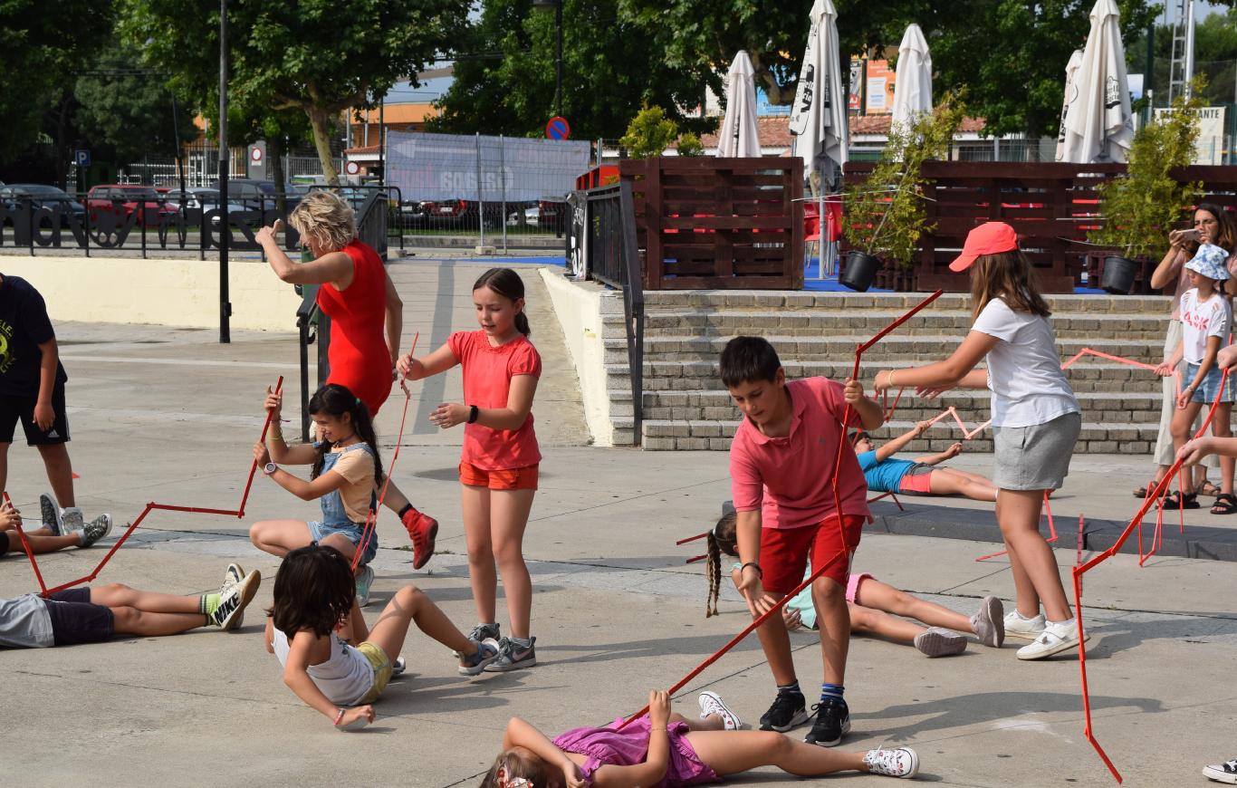 Niños jugando con cubos rojos