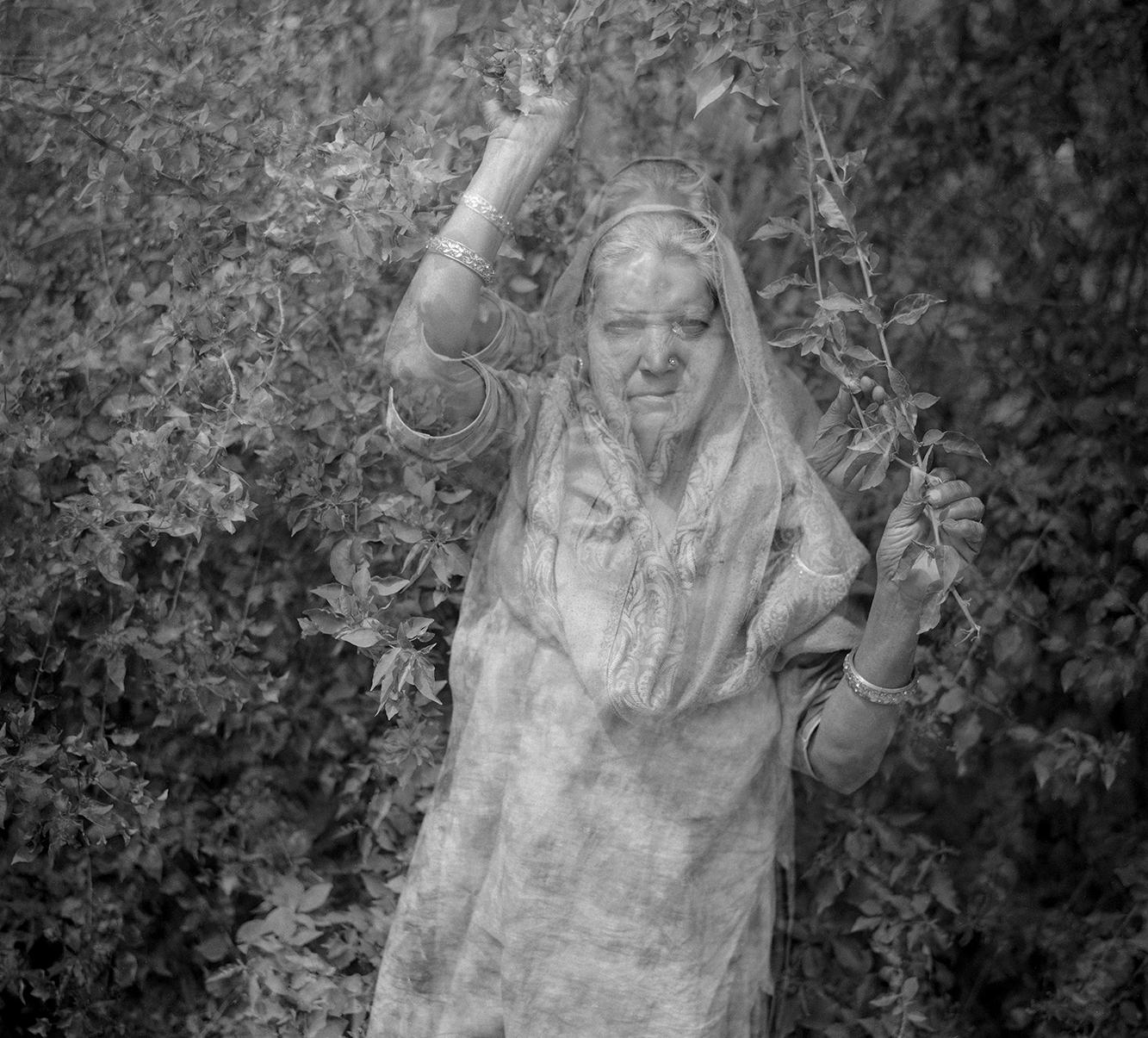 Mujer entre la maleza