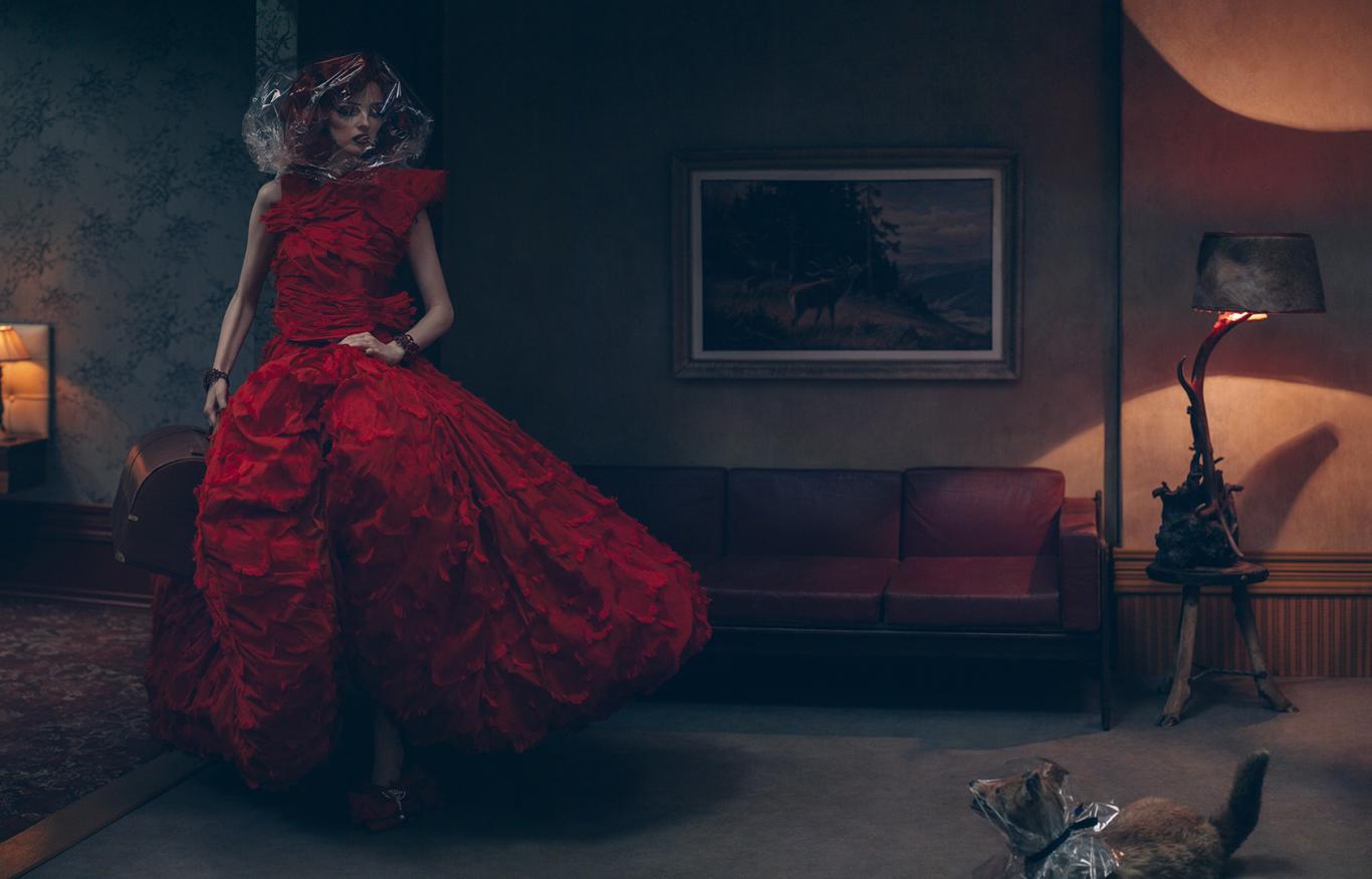 Colección Paranormal de Ana Locking. Fotografía Eugenio Recuenco Mujer con vestido rojo posando en un salón