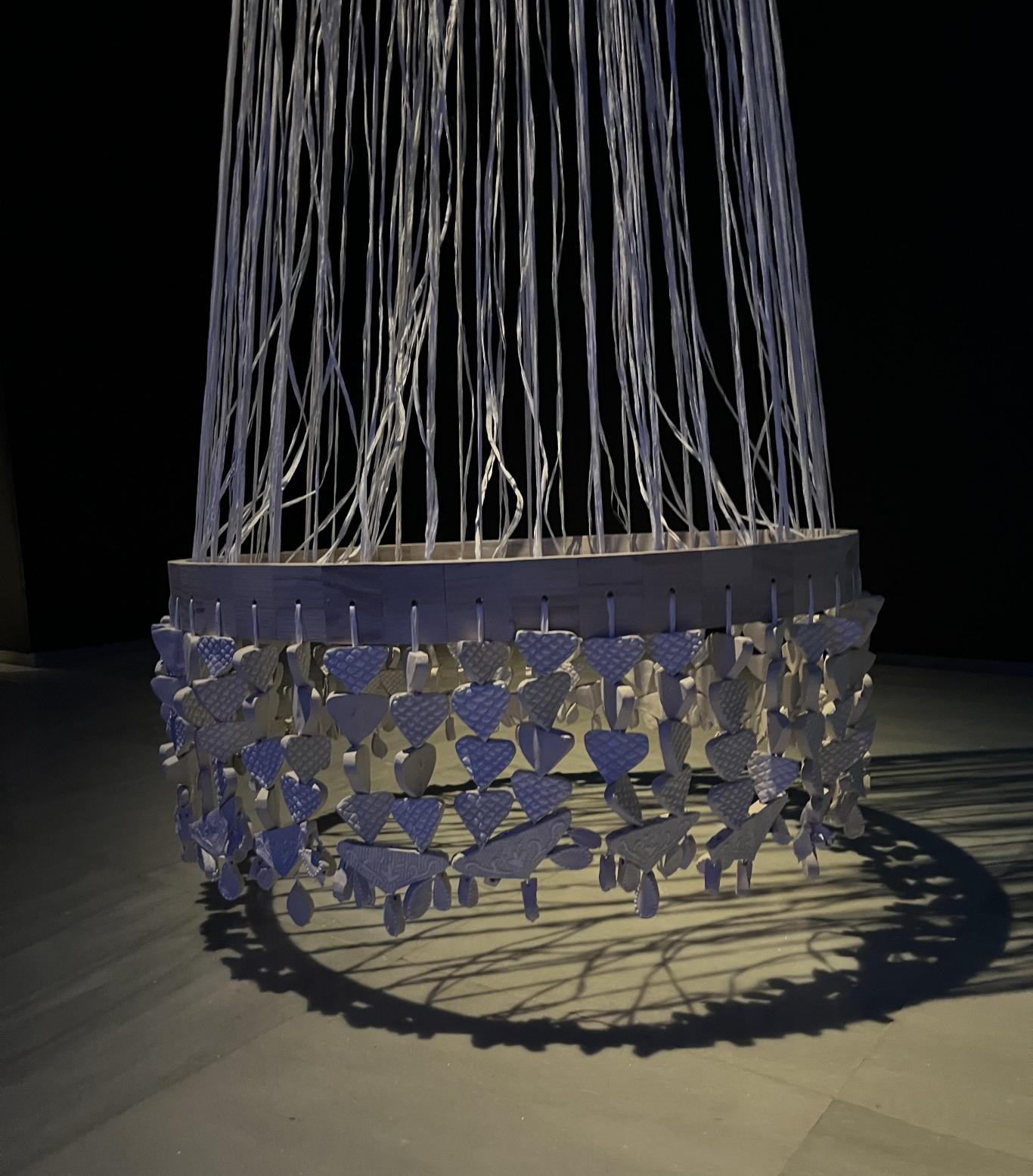 Celosías cerámicas cosidas con rafia y madera