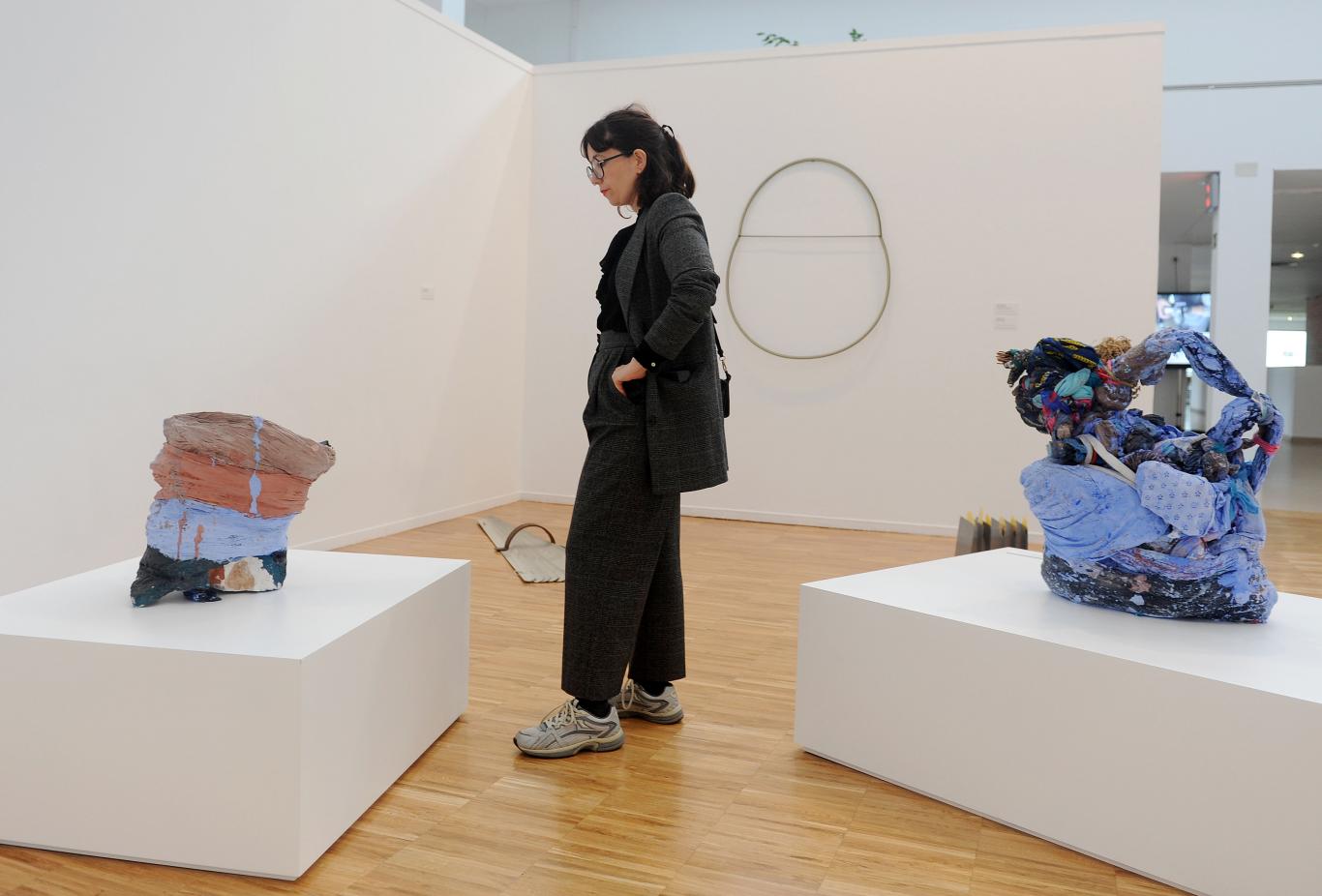 Visitante en una exposición de arte