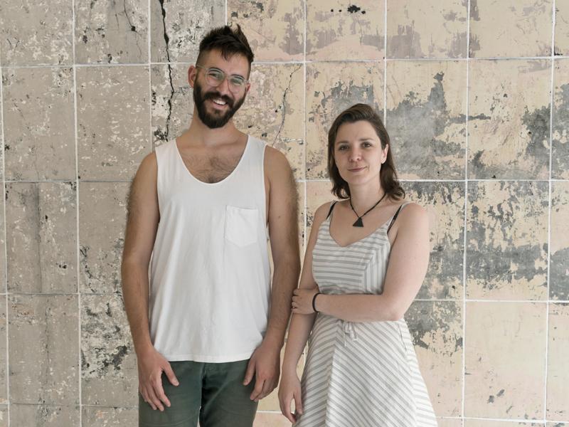 Dos mediadores culturales en la Sala de Arte Joven