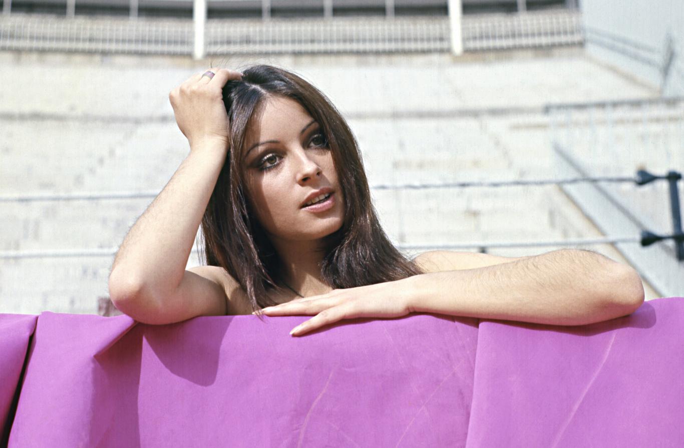 Amparo Muñoz. Miss Universo. Santos Trullo Mujer en un plaza de toros apoyada en un capote sobre el burladero