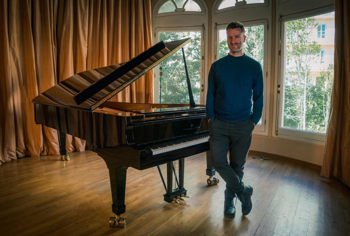 Hombre junto a un piano