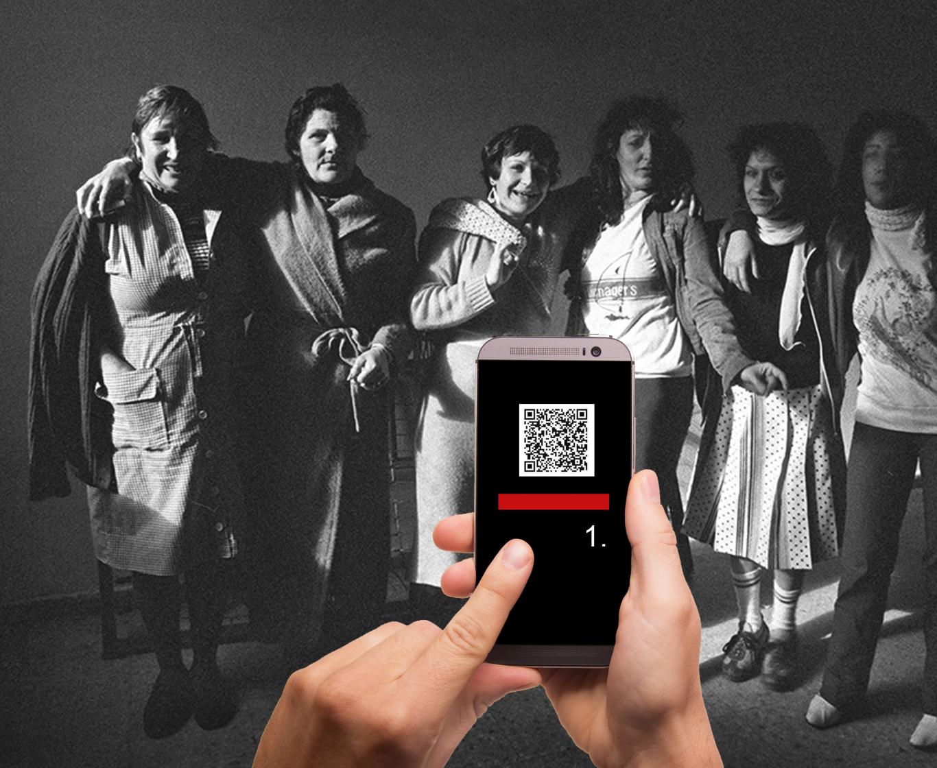 Mano con un móvil escaneando un código QR