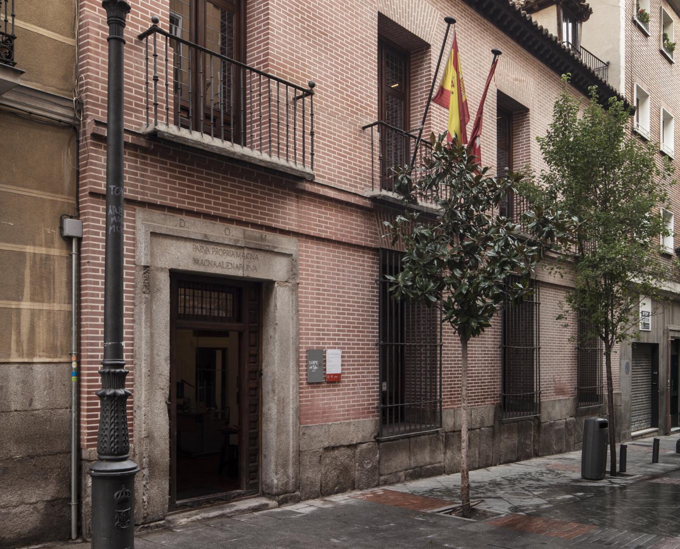 Fachada de una casa de dos plantas con ladrillo rojo visto