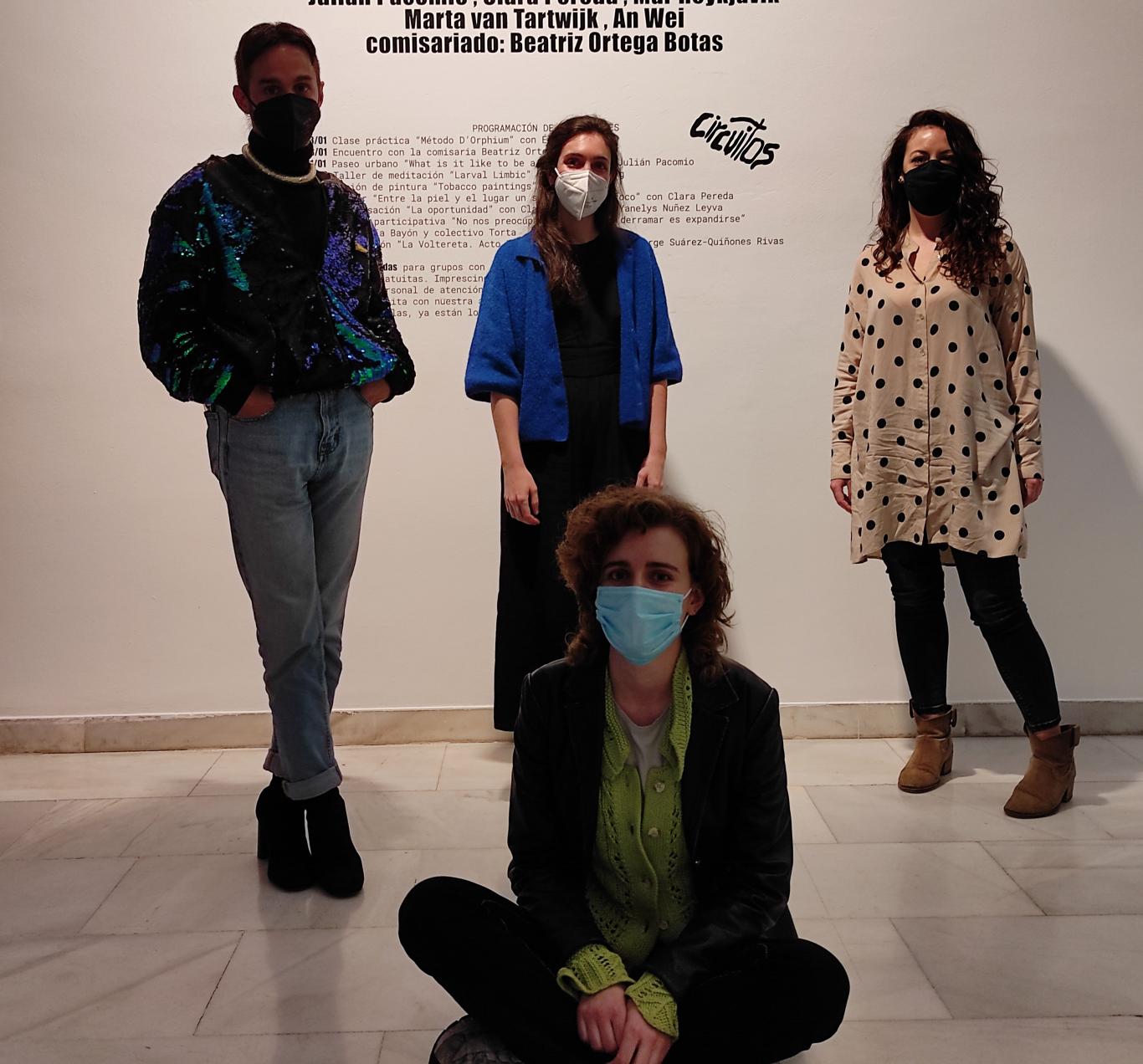 4 personas posando frente a una pared de la sala de arte joven