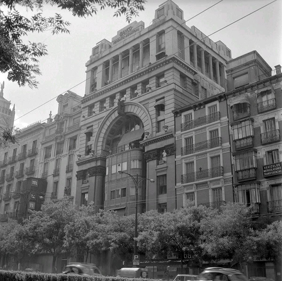Foto en blanco y negro de una fachada de un edificio antigo