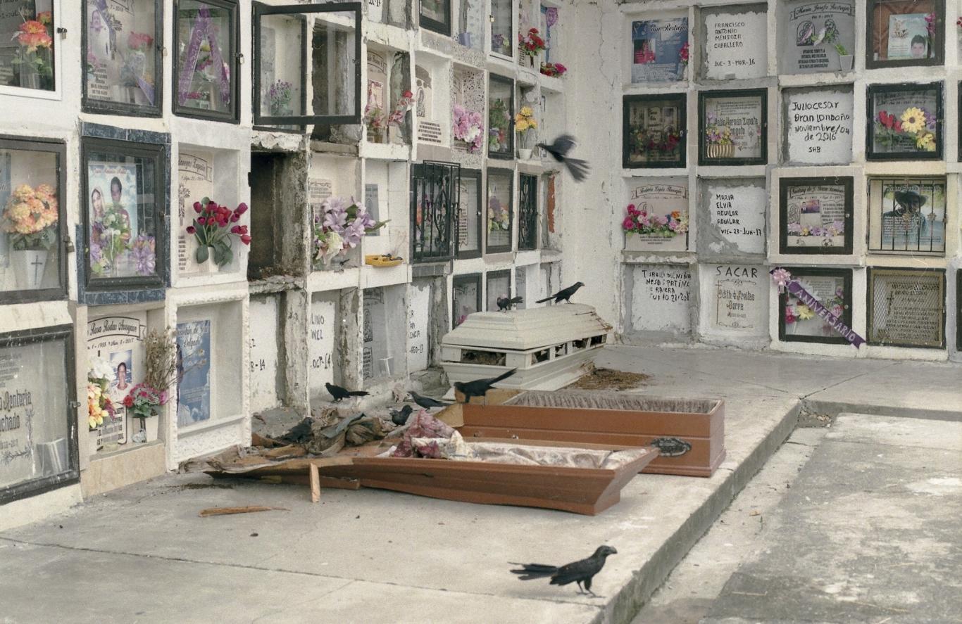 Foto de un cementerio con niños y dos ataúde en el suelo