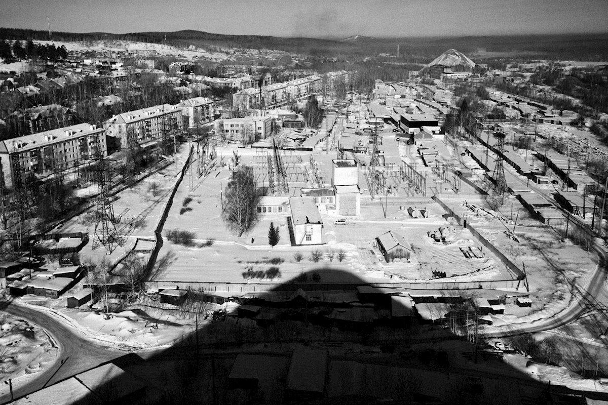 Fotografía en blanco y negro de un paisaje minero desolado