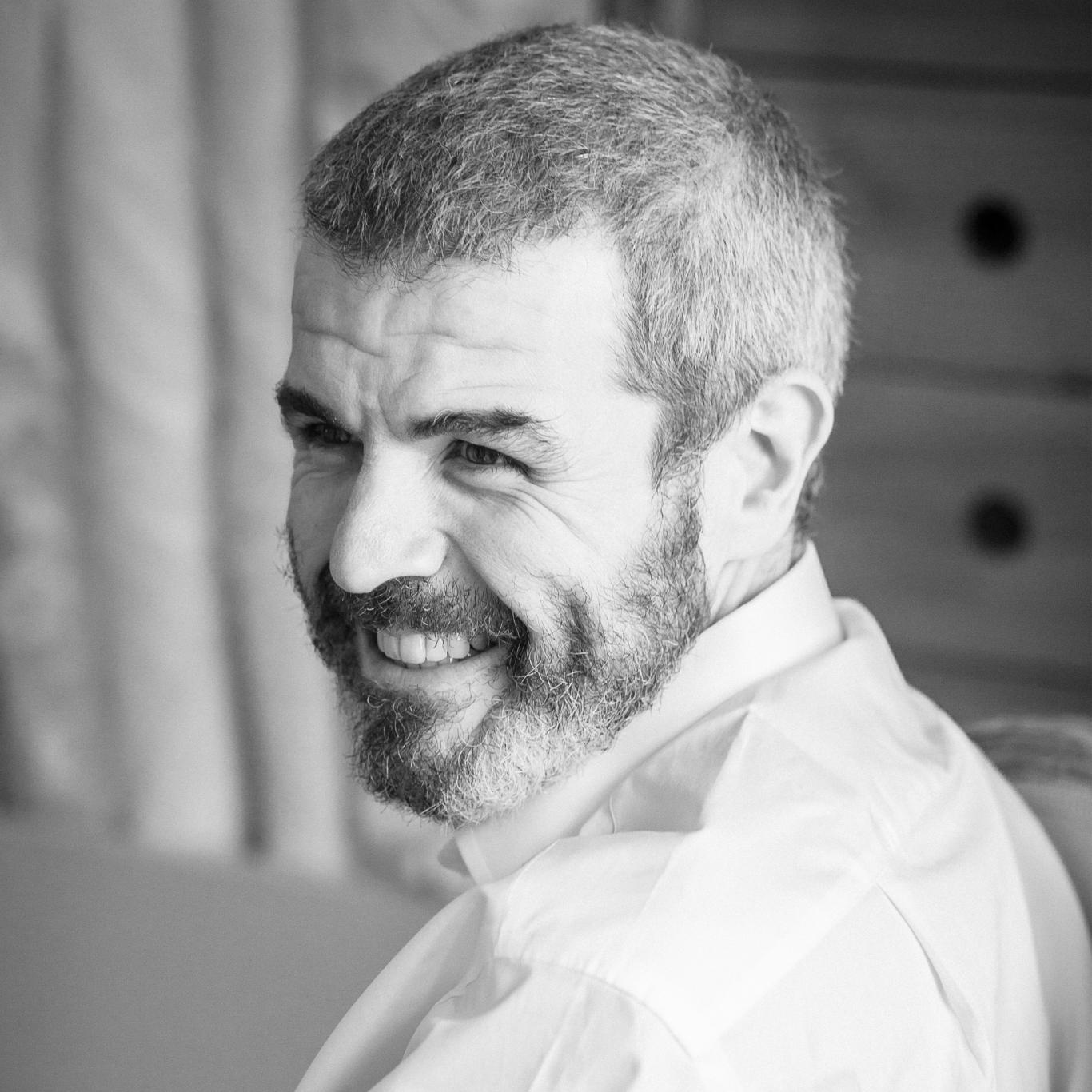 Primer plano, en blanco y negro, con el restrato de un hombre con barba