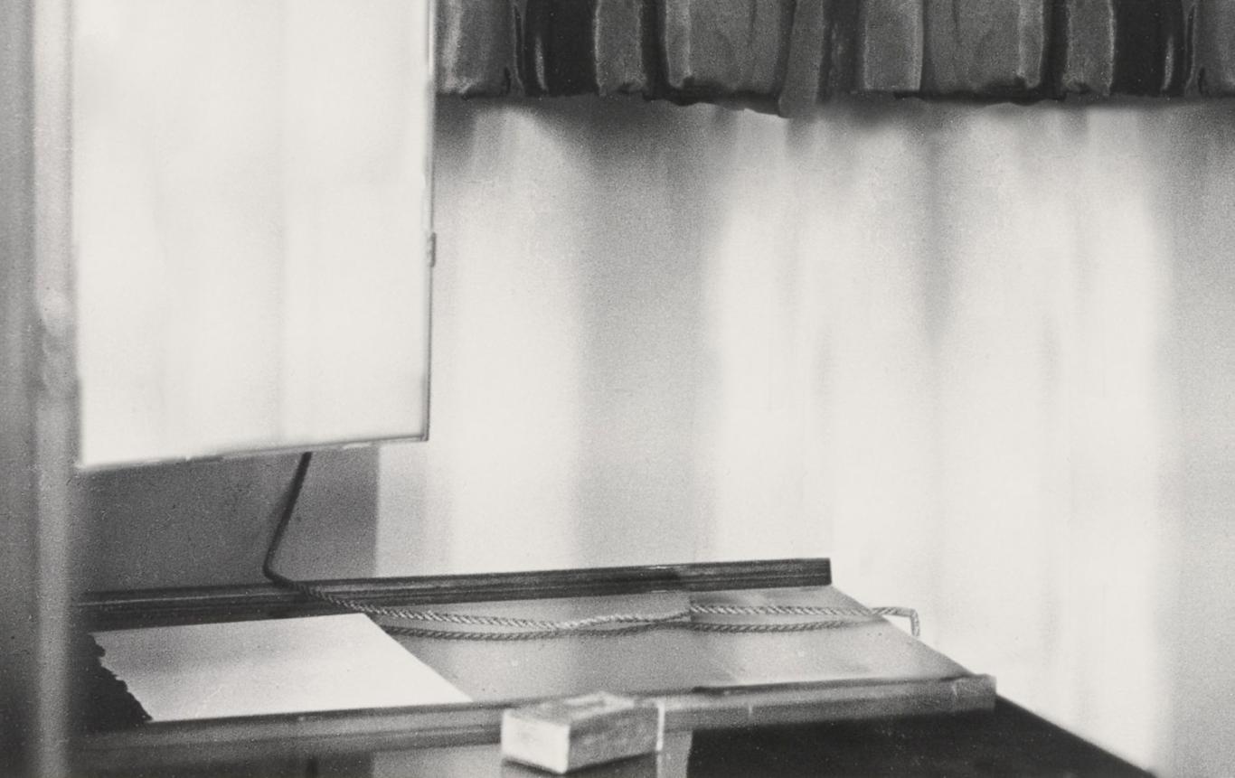 Fotografía en blanco y negro de un interior