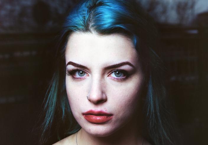 Retrato de joven con pelo de color azul