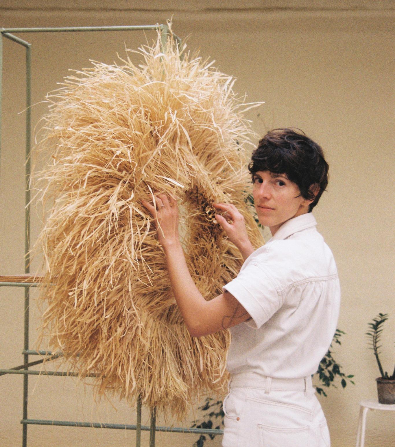 Mujer con un ovillo de fibras