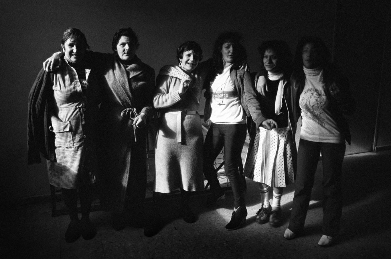 Grupo de mujeres presas, en blanco y negro, mirando a la cámara