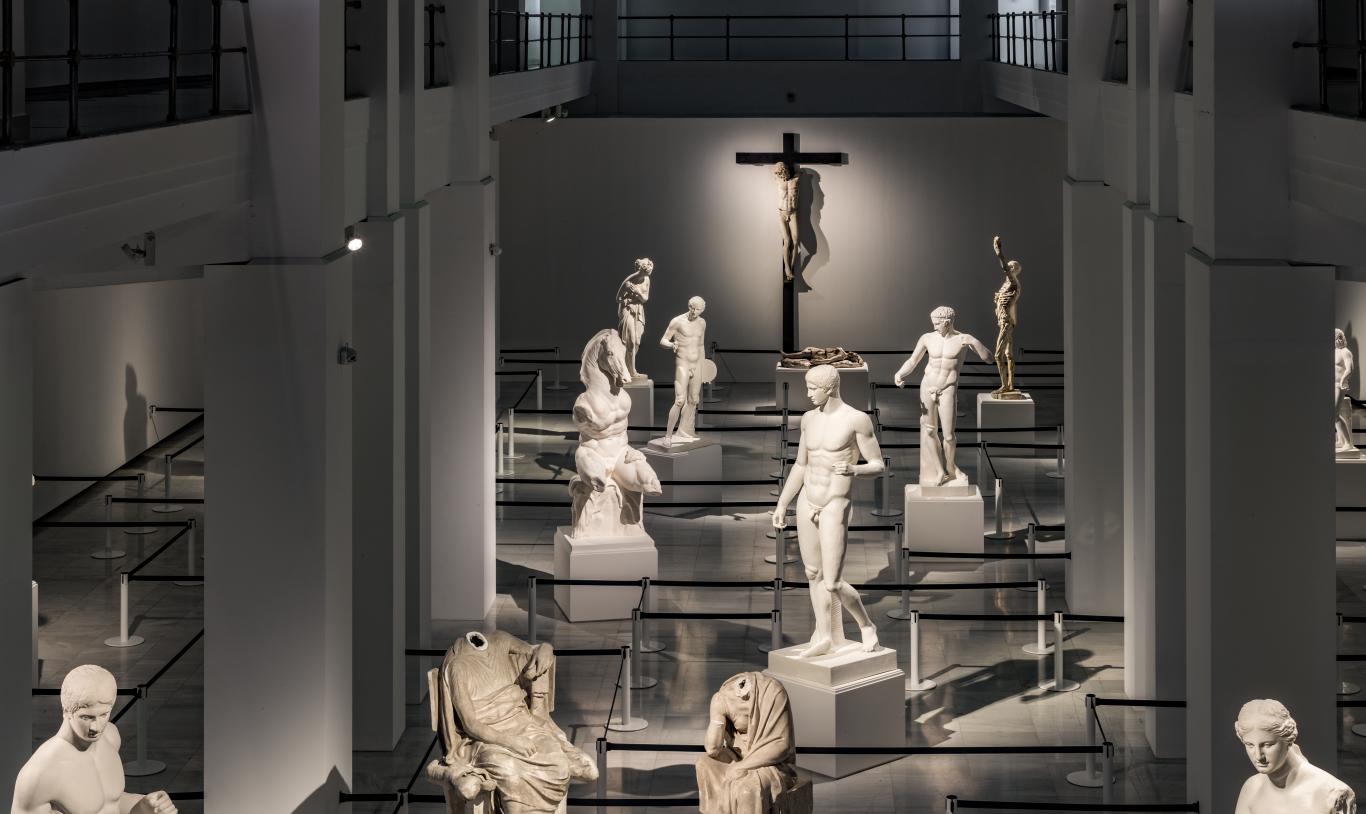 Mateo Maté. Canon Vista de la Sala Alcalá 31 con la instalación de Mateo Maté en la que hay una suerte de laberinto hecho con catenarias negras y, en los espacios,, se