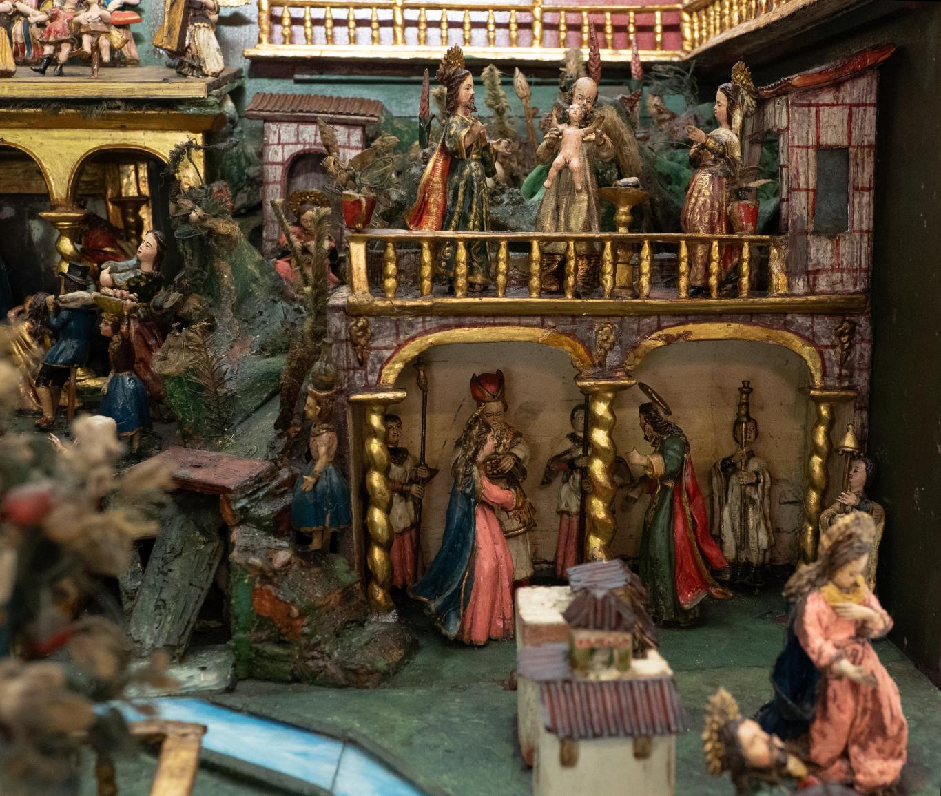 Escena navideña con figuras de un nacimiento