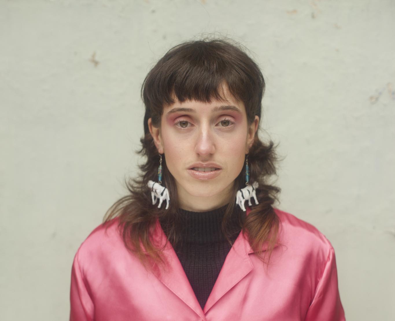 Retrato de mujer con pendientes en forma de perro