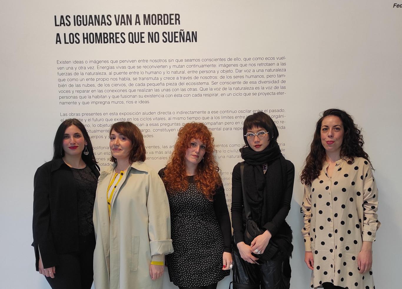 5 mujeres jóvenes posando en una sala de exposiciones