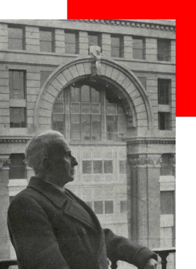 Antonio Palacios de perfil con el edificio del Banco Mercantil de fondo