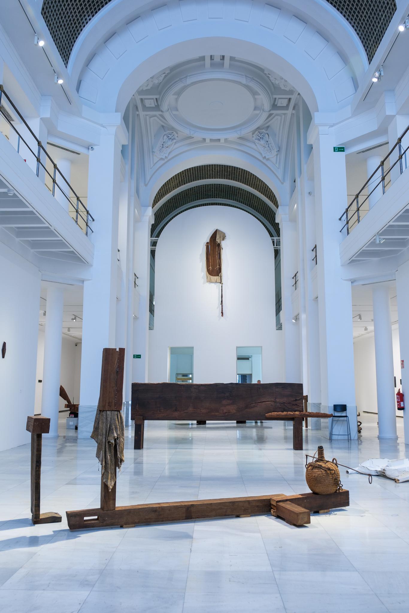 Vista de una sala de exposiciones con esculturas de madera