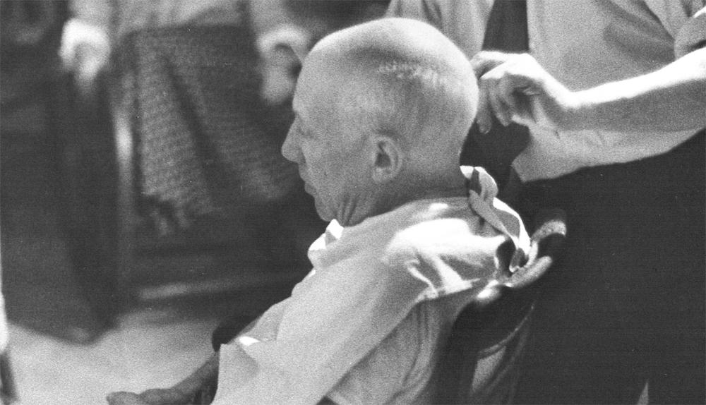 Retrato de Picasso en una silla de barbero, de perfil