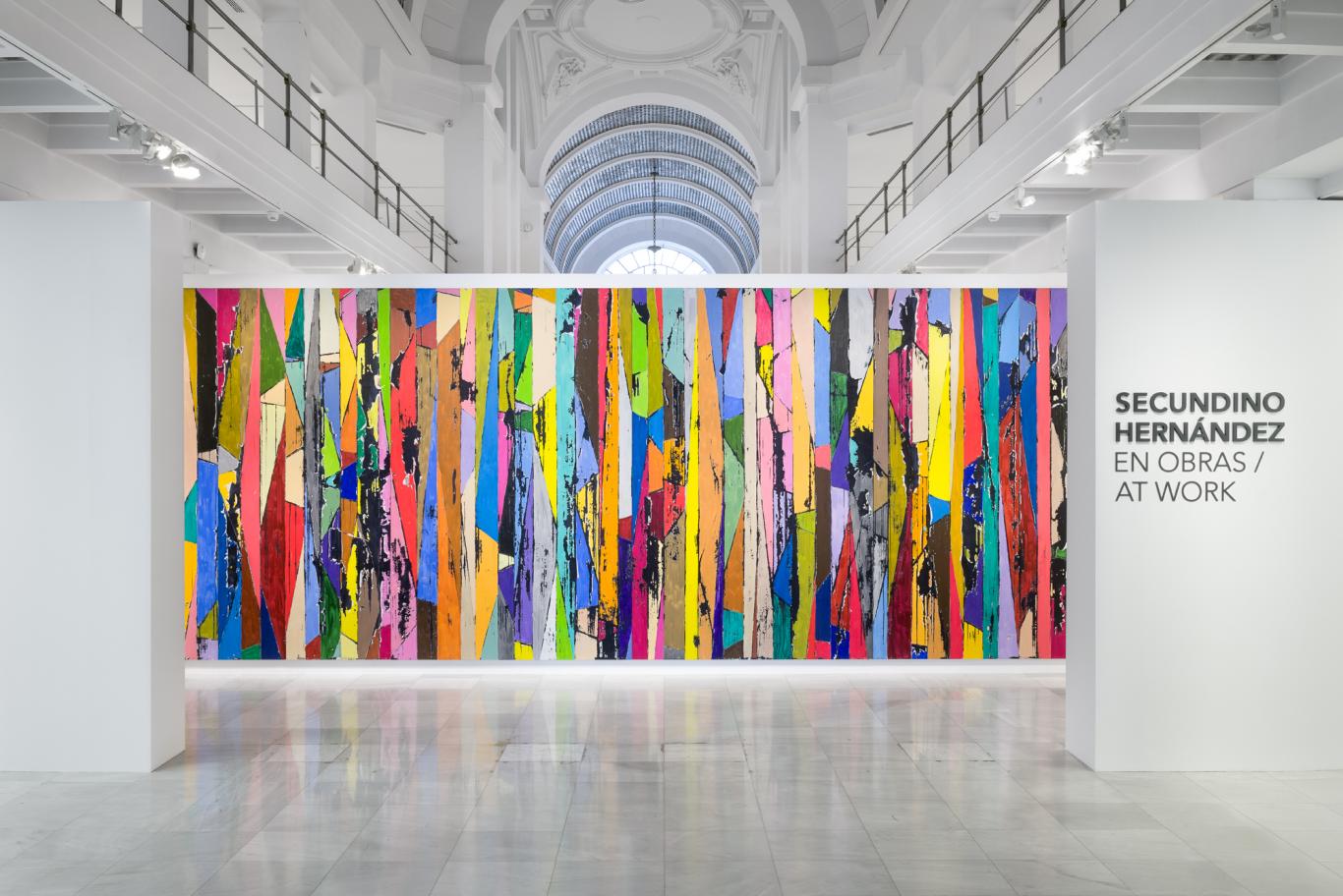 Exposición "Secundino Hernández en obras". Fotografía: Jonás Bel Vista de una sala de exposiciones blanca con lienzos en gran formato y muy coloridos