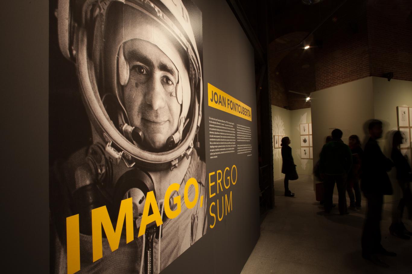 Panel con foto de Joan Fontcuberta disfrazado de astronauta en la entrada a su exposición en Sala Canal