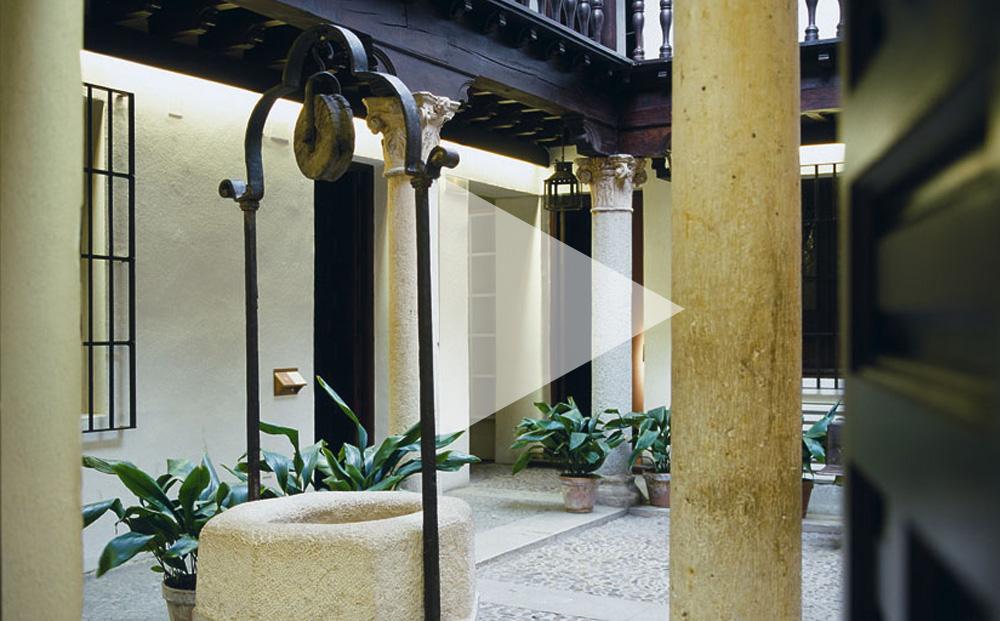 Visita del patio columnado y el pozo en el Museo Cervantes