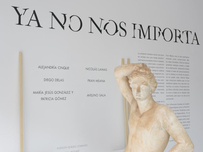 Escultura clásica en la entrada de la sala de exposiciones de Arte Joven