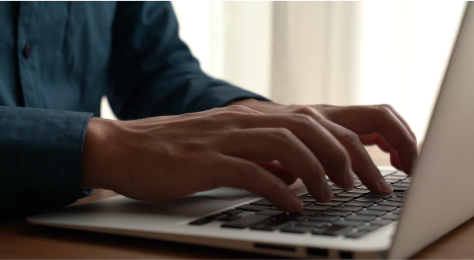 Manos usando un teclado de ordenador