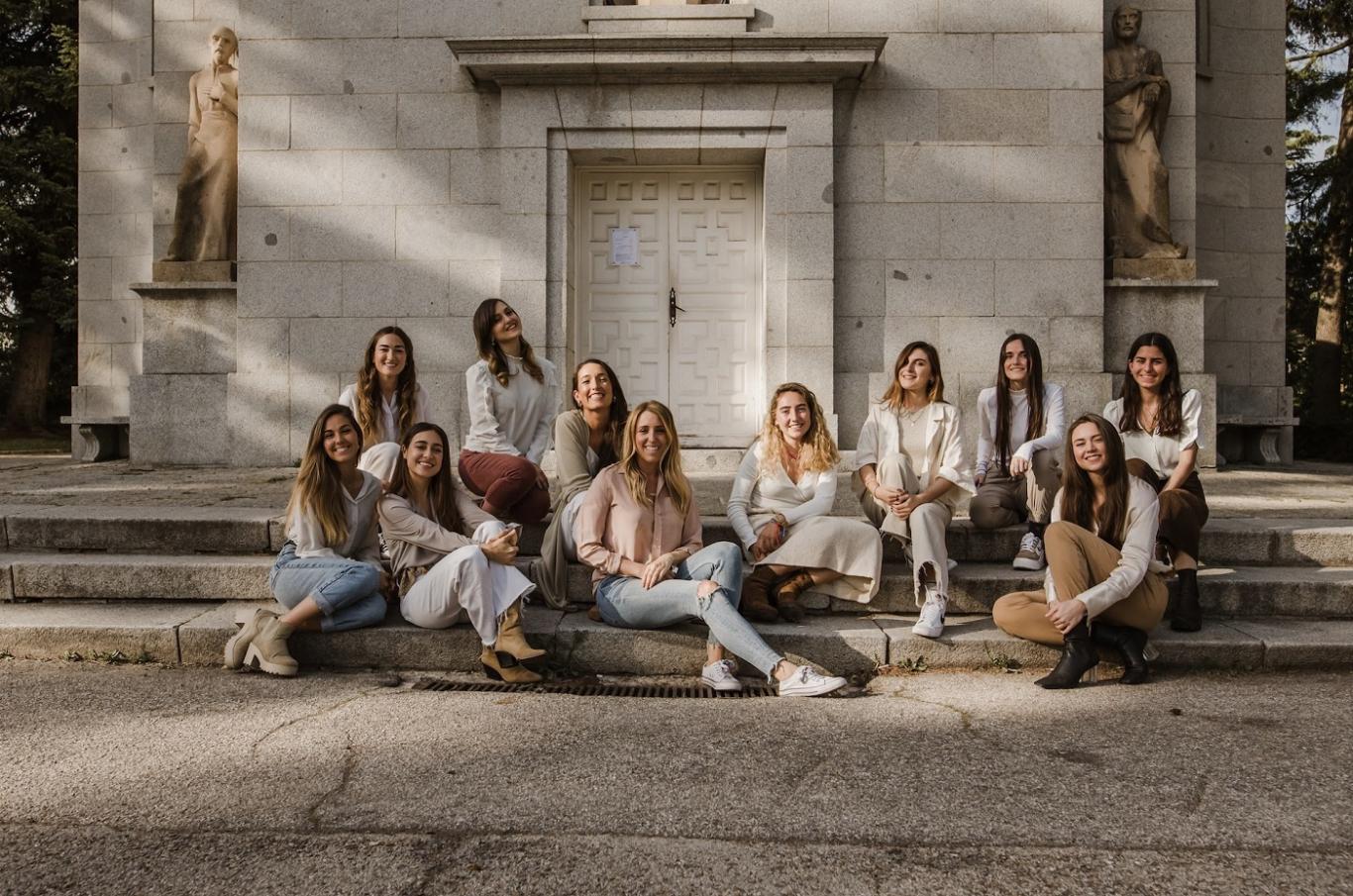 Coro Laraland imagen grupo de mujeres sentadas en unas escaleras
