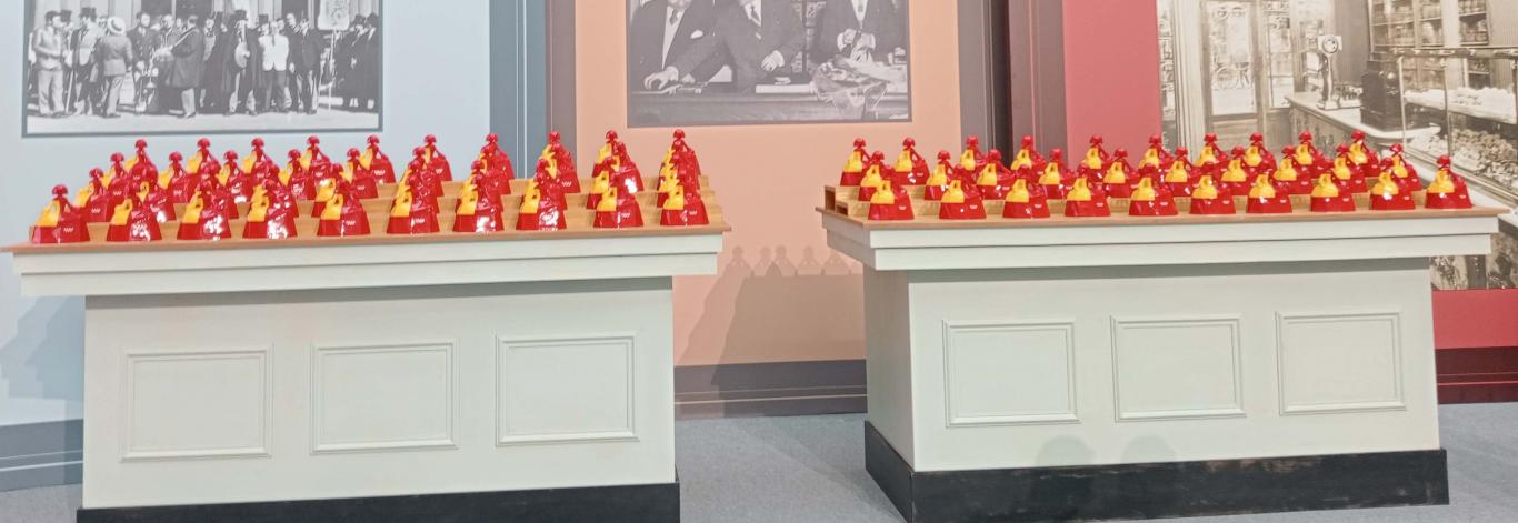 Estatuillas entregadas en el acto de homenaje a los comercios centenarios de la Región