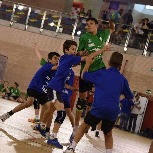 Niños jugando al balonmano