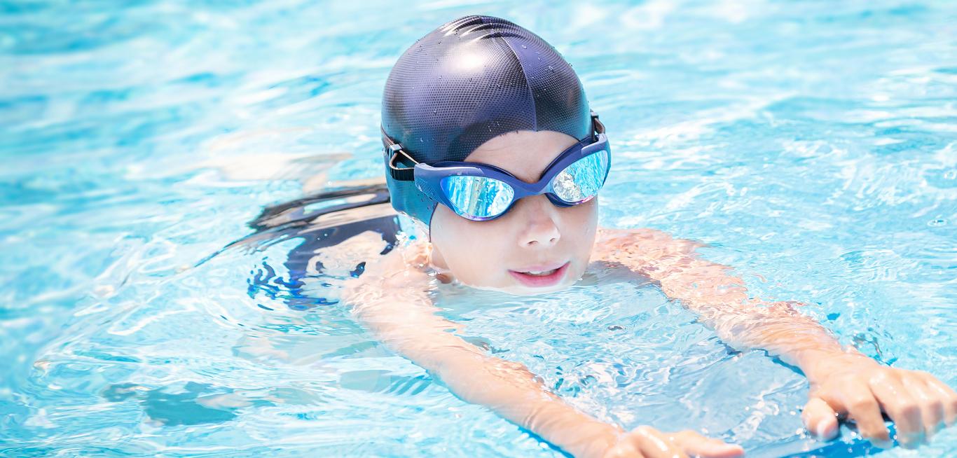 Niño practicando natación