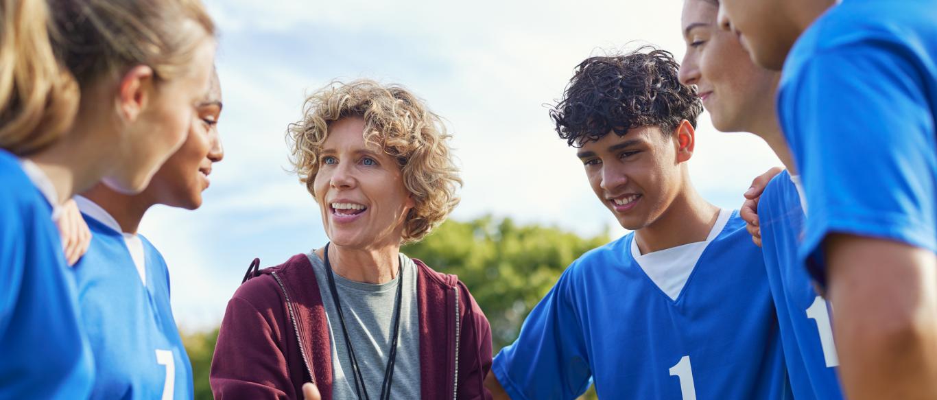 Entrenadora motivando a sus jóvenes jugadores