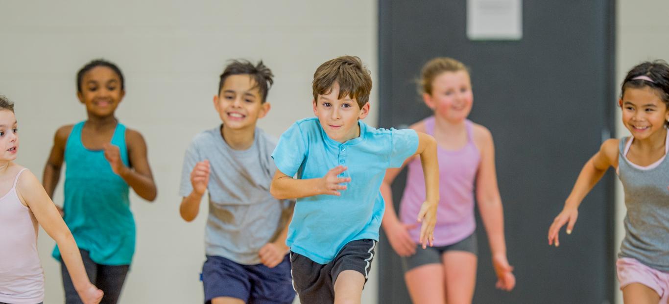 Niños corriendo