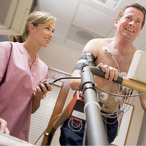 Hombre realizando una prueba de esfuerzo en una cinta de correr