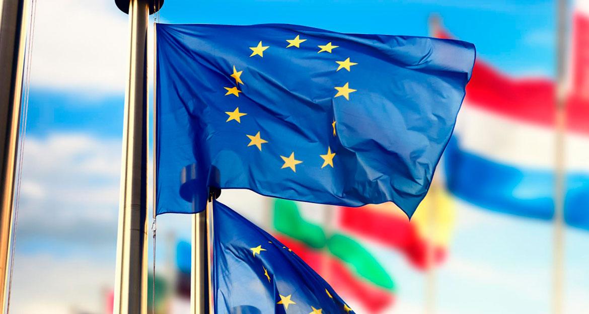 Bandera de la UE y de algunos de sus países miembros