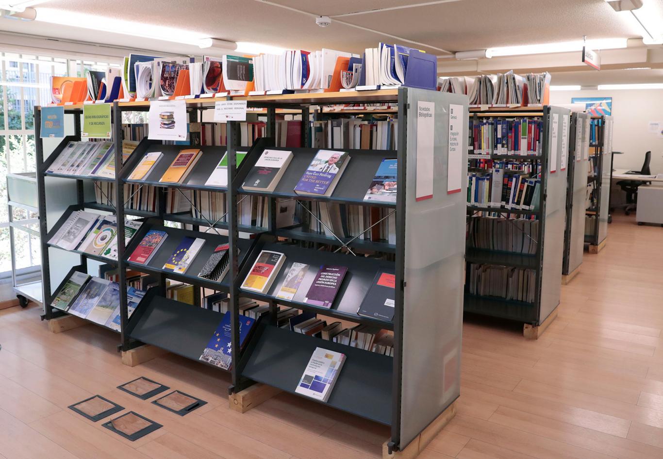 Estantería de una biblioteca