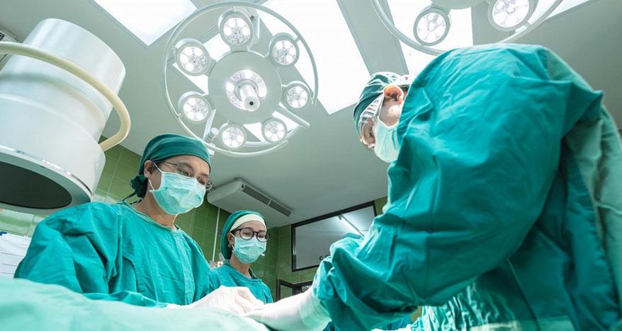 Médicos operando