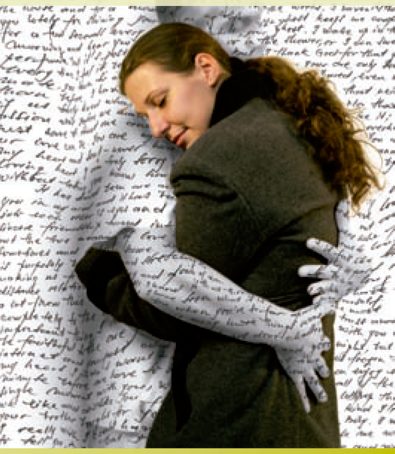 No estás solo, sistema de apoyo y protección imagen figurativa de una mujer siendo abrazada por un fondo con mensajes de apoyo