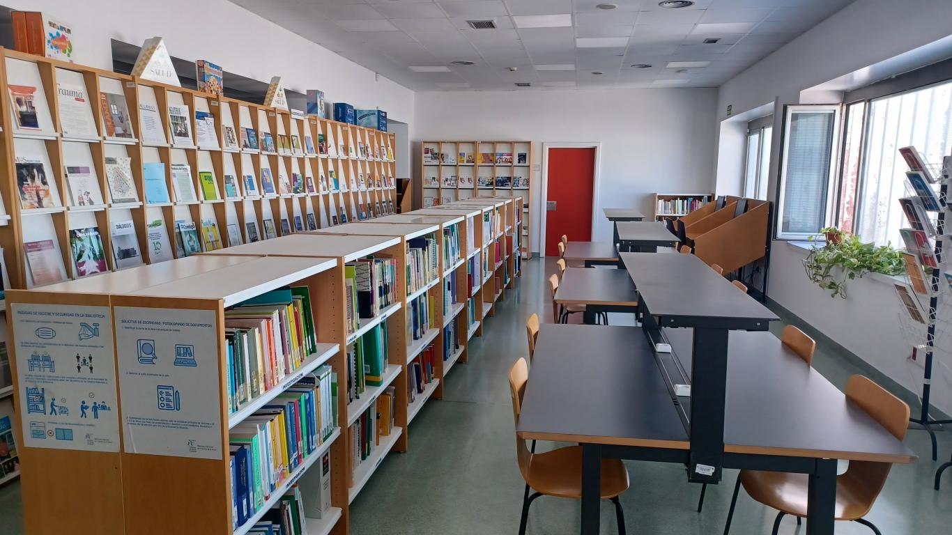 Salsa de lectura Centro Regional de Documentación de educación sanitaria y adicciones Sala de lectura vacía con mesas, sillas y libros
