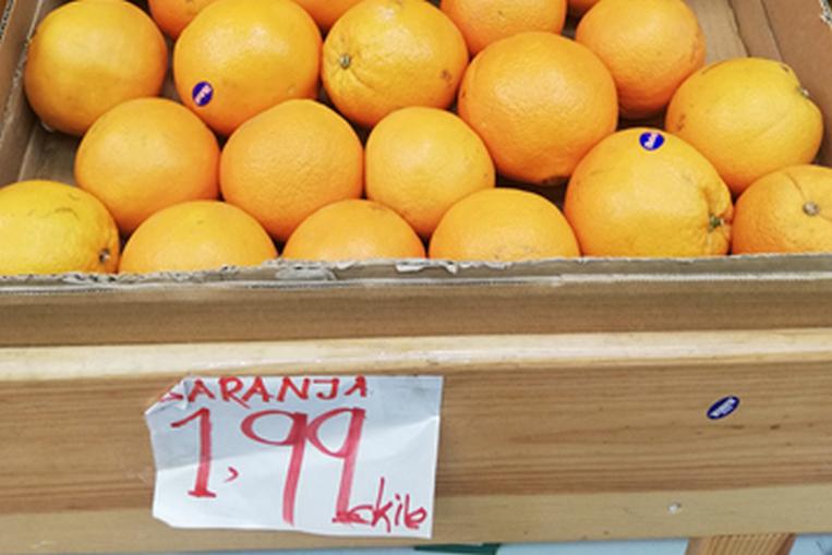 Imagen de naranjas mal etiquetadas a granel en un expositor