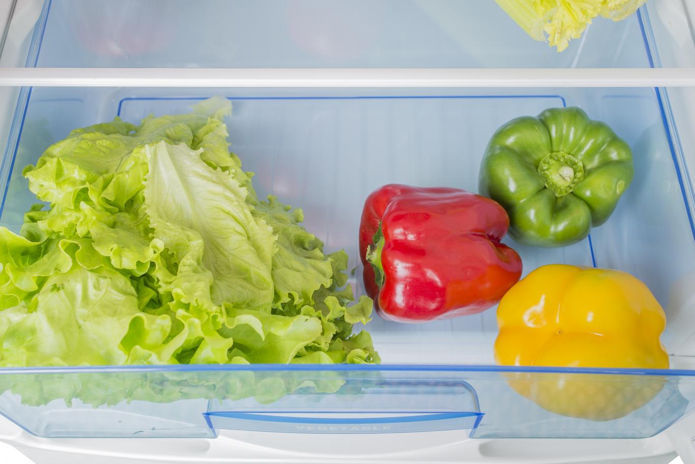 Imagen frutas y verduras en el cajón de la nevera Imagen de frutas y verduras en la nevera